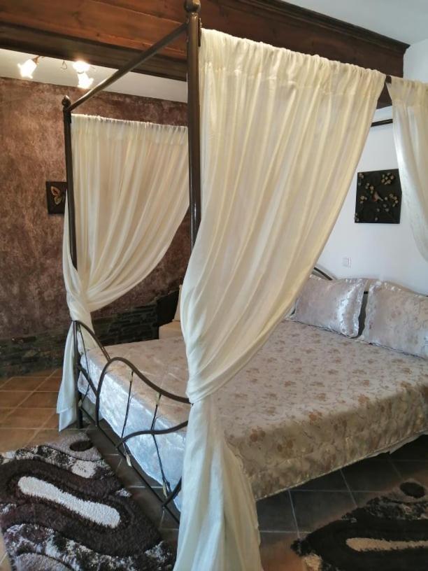 Guesthouse Athanasiou Káto Loutrákion Extérieur photo